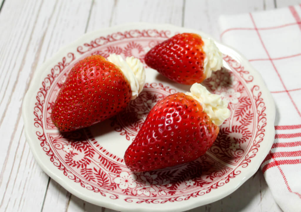 Cheesecake Stuffed Keto Strawberries1