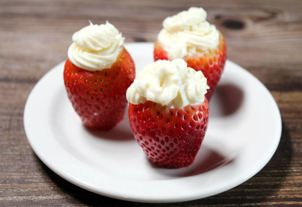 Cheesecake Stuffed Keto Strawberries5