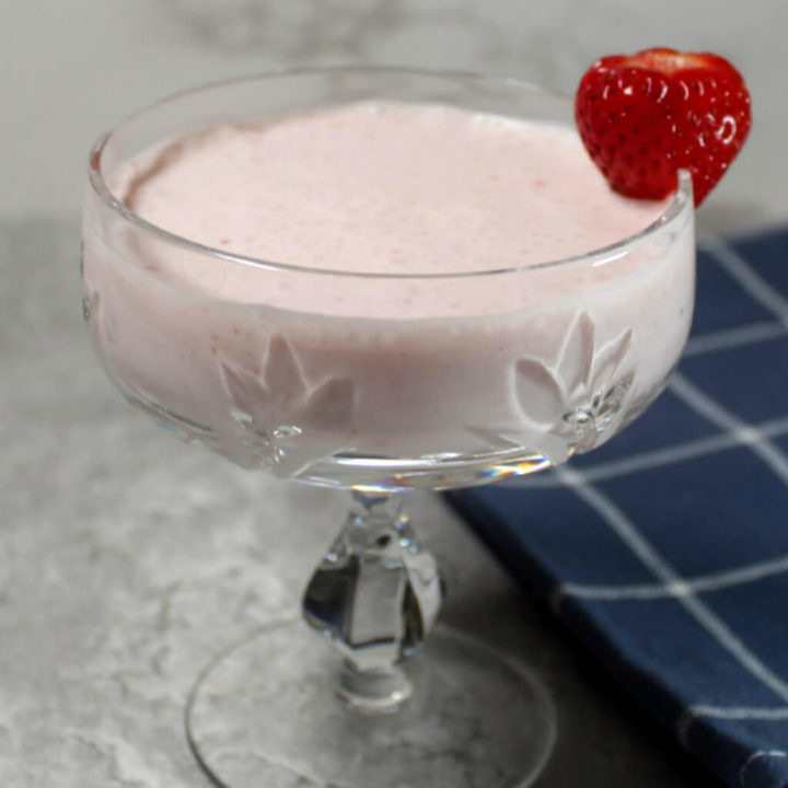 Strawberry Coconut Keto Cheesecake Smoothie1